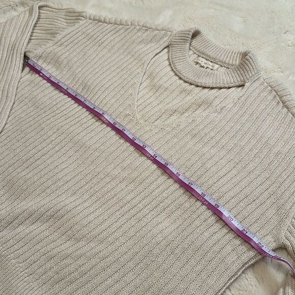 Cute Cream Colored Vneck Opening Sweater - Picture 4 of 7